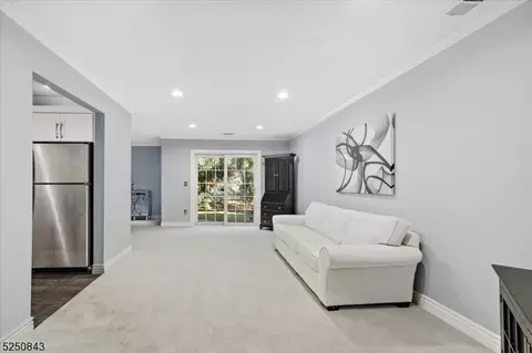 10 Gerald Ct, Lebanon, NJ 08833