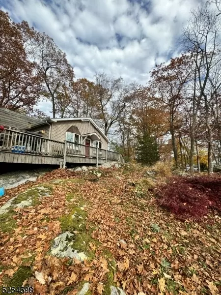 5 Strawberry Point Dr, Byram Twp, NJ 07821