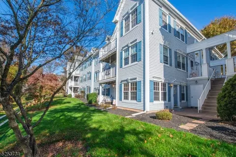 918 Magnolia Ln, Branchburg, NJ 08876