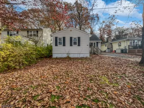 18 Elizabeth Way, Mount Arlington Boro, NJ 07850