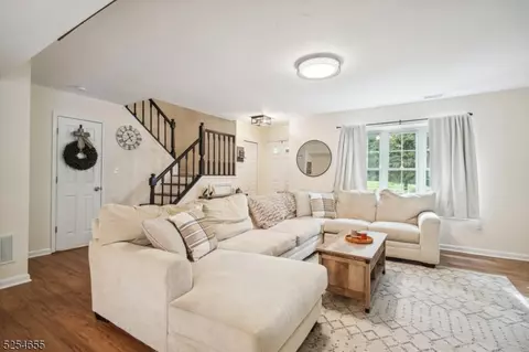 101 Almond Dr, Somerset, NJ 08873