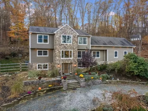 82 Seneca Lake Rd, Sparta, NJ 07871