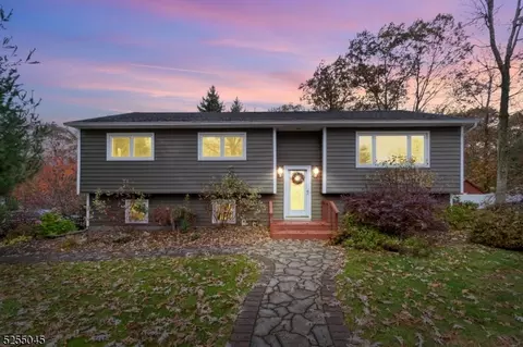 5 Carl Pl, Kinnelon, NJ 07405