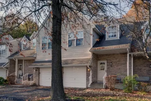 54 Parkside Ct, Wayne, NJ 07470