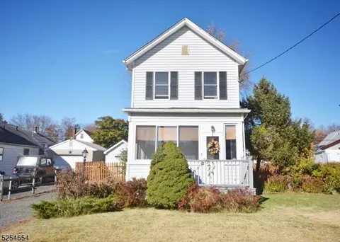 31 Railroad Ave, Helmetta, NJ 08828
