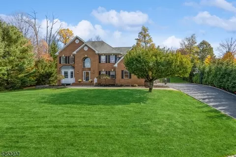 46 Angus Ln, Warren, NJ 07059