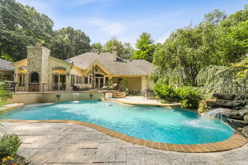 15 Cedarwood Ln  