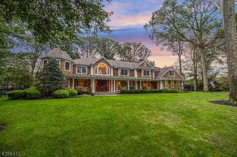27 Sheppard Dr, Montvale, NJ 07645