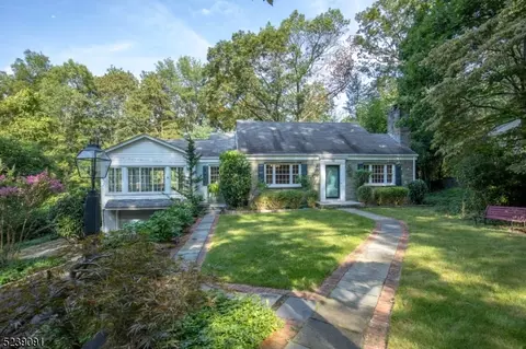 10 Primrose Trl, Morristown, NJ 07960