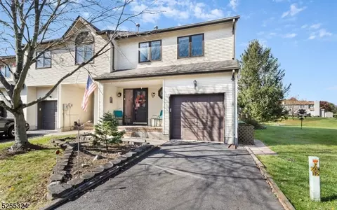 15 Maple Ct, Flemington, NJ 08822
