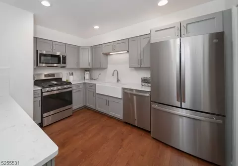 10 Sunrise Dr, Gillette, NJ 07933