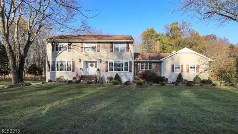 3 Lenape Trl, Warren, NJ 07059