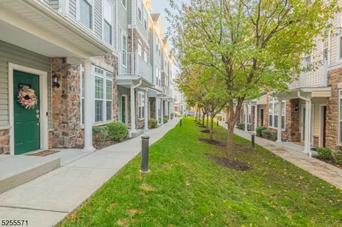 21 Dahlia Ln, Garfield, NJ 07026