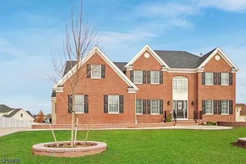 9 Latourelle Dr, Hillsborough, NJ 08844