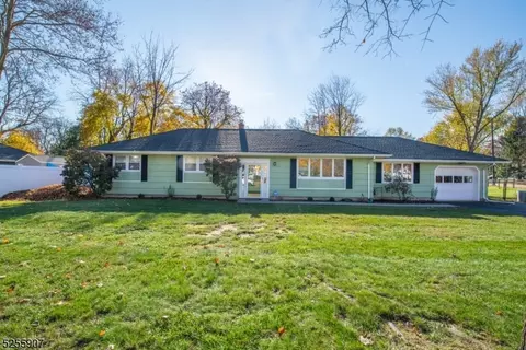 6 Fairhaven Dr, Morris Plains, NJ 07950
