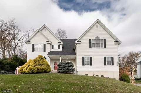 43 Canterbury Ln, Hackettstown, NJ 07840