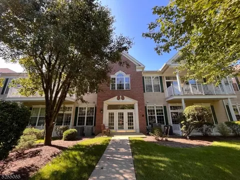 1105 Four Seasons Dr, Wayne, NJ 07470