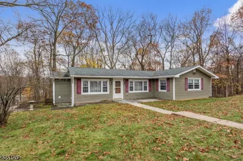 215 Santa Fe Trl, Hopatcong, NJ 07843