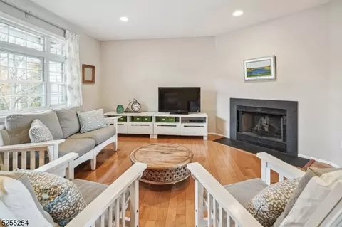 3 Castle Dr, Berkeley Heights, NJ 07922 photo 4