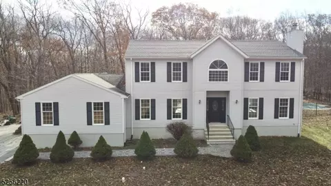 23 Stonehedge Dr, Hardyston, NJ 07460