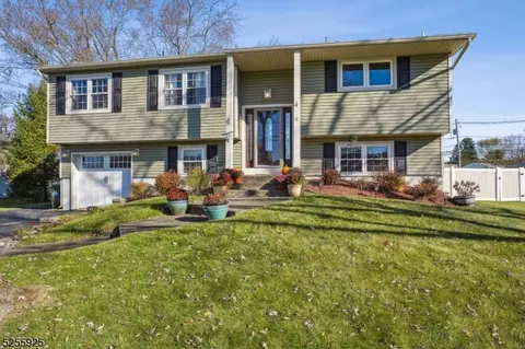 4 Rehoboth Rd, Mount Olive, NJ 07836