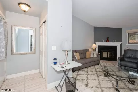 4 Glenside Dr, Annandale, NJ 08801
