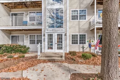 44 Brookside Ln, Mount Arlington, NJ 07856