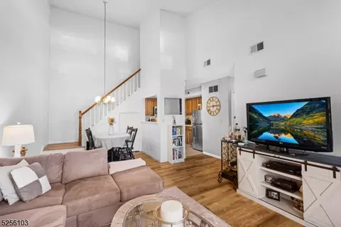 36 Ray Ct, Bedminster, NJ 07921