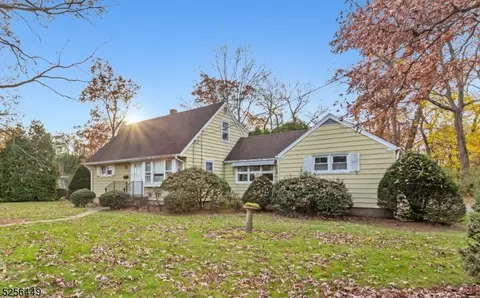 361 Kingston St, Wyckoff, NJ 07481
