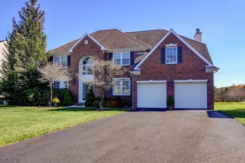7 Irving Ct, Roxbury Twp, NJ 07852