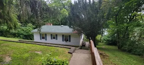 15 W Lakeside Ln, Newton, NJ 07860