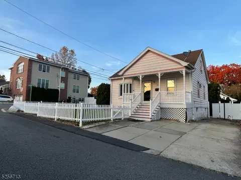 118 Central Ln, Secaucus, NJ 07094