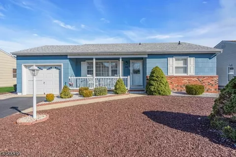 20 Hampshire Rd, Toms River, NJ 08757