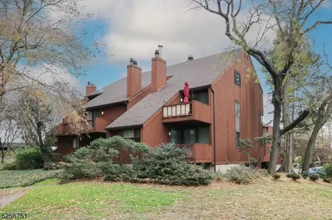 626 Sanderling Ct, Secaucus, NJ 07094
