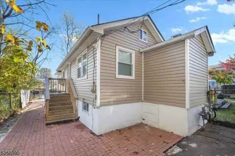 9 Crescent Ave, Totowa, NJ 07512
