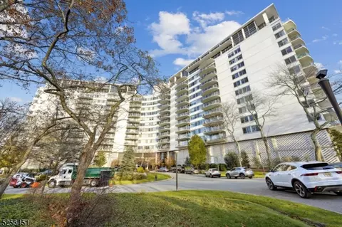 1 Claridge Dr #808, Verona, NJ 07044