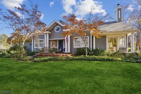 2 Woodcrest Dr, Morristown, NJ 07960