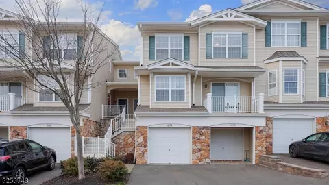 1004 Robin Ct, Green Brook, NJ 08812