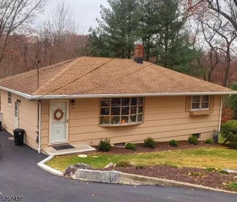 101 Hillside Dr, Bloomingdale, NJ 07403