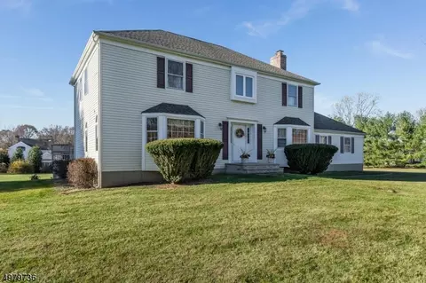 8 Fieldstone Pl, Flemington, NJ 08822