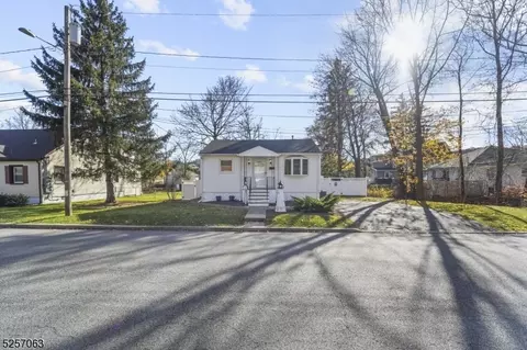 31 Oak St, Bloomingdale, NJ 07403