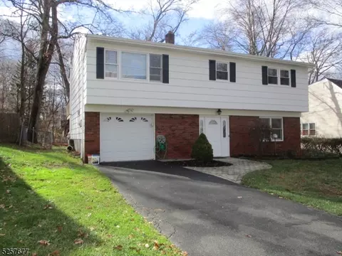 38 Shawnee Rd, Hopatcong, NJ 07843