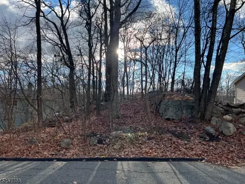 8 Carteret Rd, Hopatcong Boro, NJ 07843