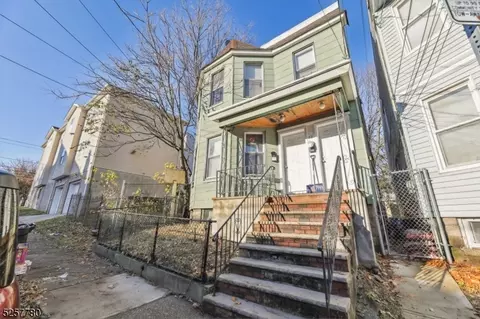10 Seabury St, Newark, NJ 07104