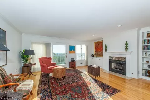 28 Skyview Ter, Clifton, NJ 07013