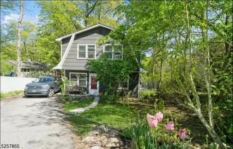 52 Old Coach Rd, Vernon, NJ 07462
