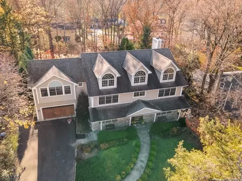 37 W Cedar Pl, Ramsey, NJ 07446