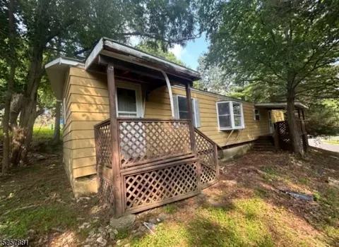 17 Northwood Dr, High Bridge, NJ 08829