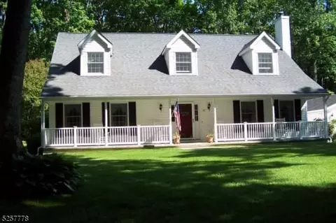 97 Mountain Lake Rd, Belvidere, NJ 07823