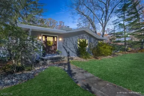 1124 Summit Ln, Mountainside, NJ 07092